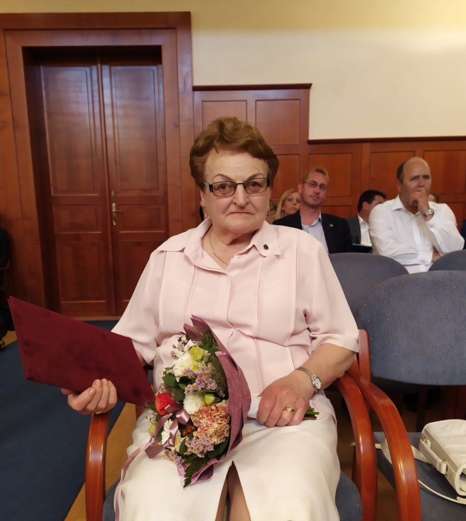 Gábor Józsefné emléklapot vett át 80. születésnapja alkalmából Mosonmagyaróvár Város Önkormányzatától a Városházán.